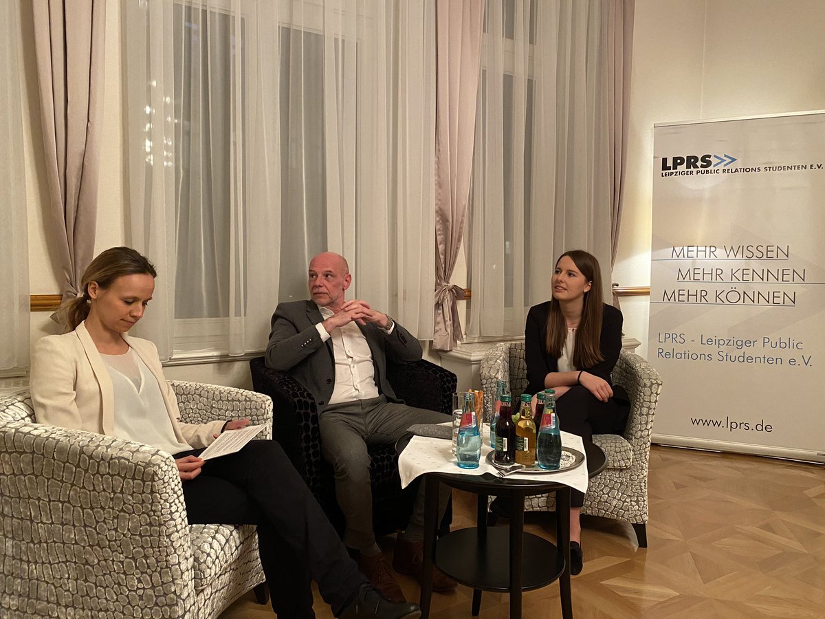LPRS_eV's tweet photo. Heute: Krisenkommunikation, was das Handbuch nicht lehrt. Thomas Empt von @KekstCNC gibt uns heute beim letzten PR-Salon des Semesters einen Einblick in seinen Berufsalltag. Wir freuen uns auf den Austausch! @SandraTietz und @Katja_S_Fischer führen für den LPRS durch den Abend. https://t.co/i5apZyENVX