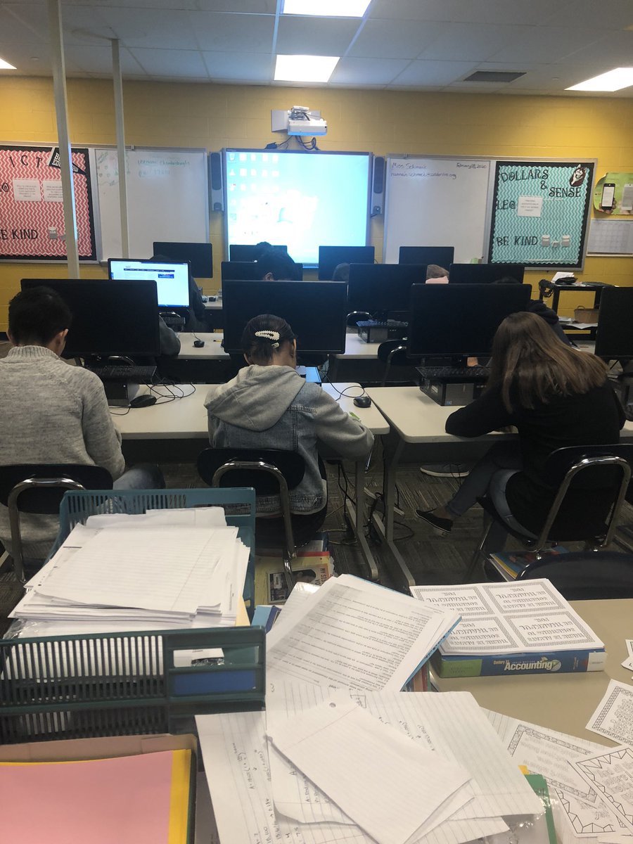 hannah_crowder3's tweet photo. Today was Practicing Mindfulness Day 1. As we all know teens are stressed in many different ways than us teachers and adults. So to give them the tools they need. We colored inspo quotes today in class. What a relaxing time and many kids enjoyed it! #mindfulclass #relaxation https://t.co/fb2VxBZGpl