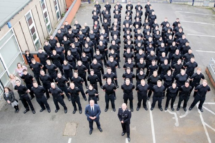 NottsWatch's tweet image. How many police officers does @nottspolice actually have? 
As of September 2019 we have 1925 officers to police 1.1 million residents, thats 1 officer per 572 residents.

Between 2009 - 2019 the police officer numbers dropped by 15%
#nottswatch #police #figures #understaffed