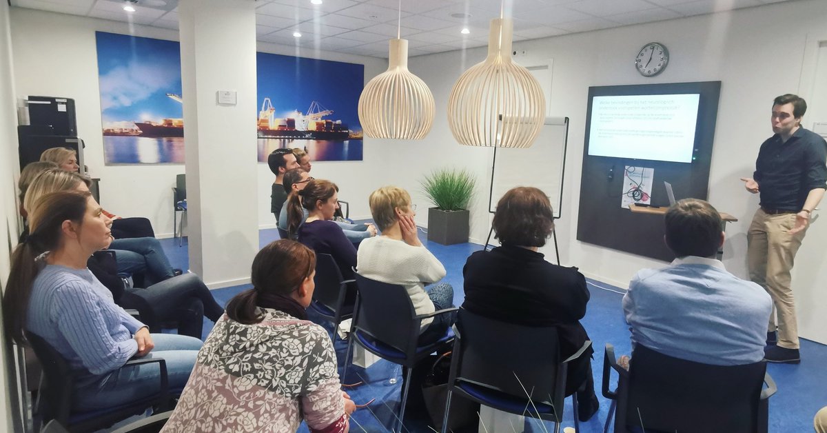 Op dit moment bij DC Klinieken Rotterdam; een interactieve nascholing 'neurologie en pijn' voor huisartsen. Tijdens deze bijeenkomst laten onze pijnartsen, neuroloog en fysiotherapeut het belang van integrale zorg bij chronische pijnklachten zien.