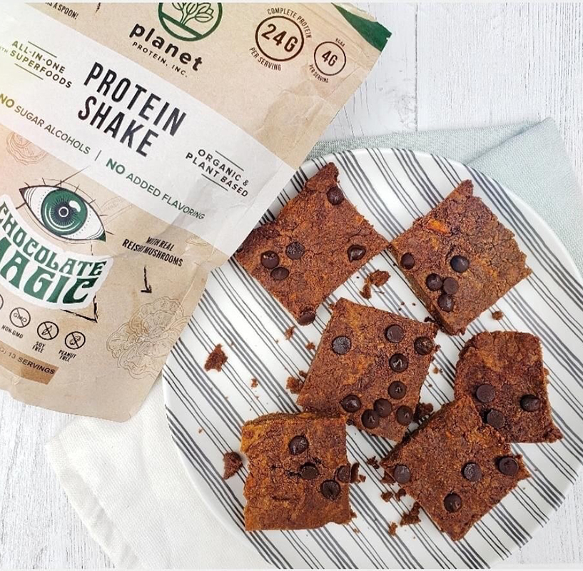 planet_protein's tweet photo. CHOCOLATE MAGIC 🔮
The world's most gut-friendly vegan protein powder returns soon!

- Certified Organic, Vegan, and GF
- 8 REAL ingredients
- 24 grams of plant based protein
- Keto friendly and sugar free!
- Superfoods like reishi mushroom, cacao, &amp; chia
- 80% less packaging! https://t.co/1mi9sQonXO