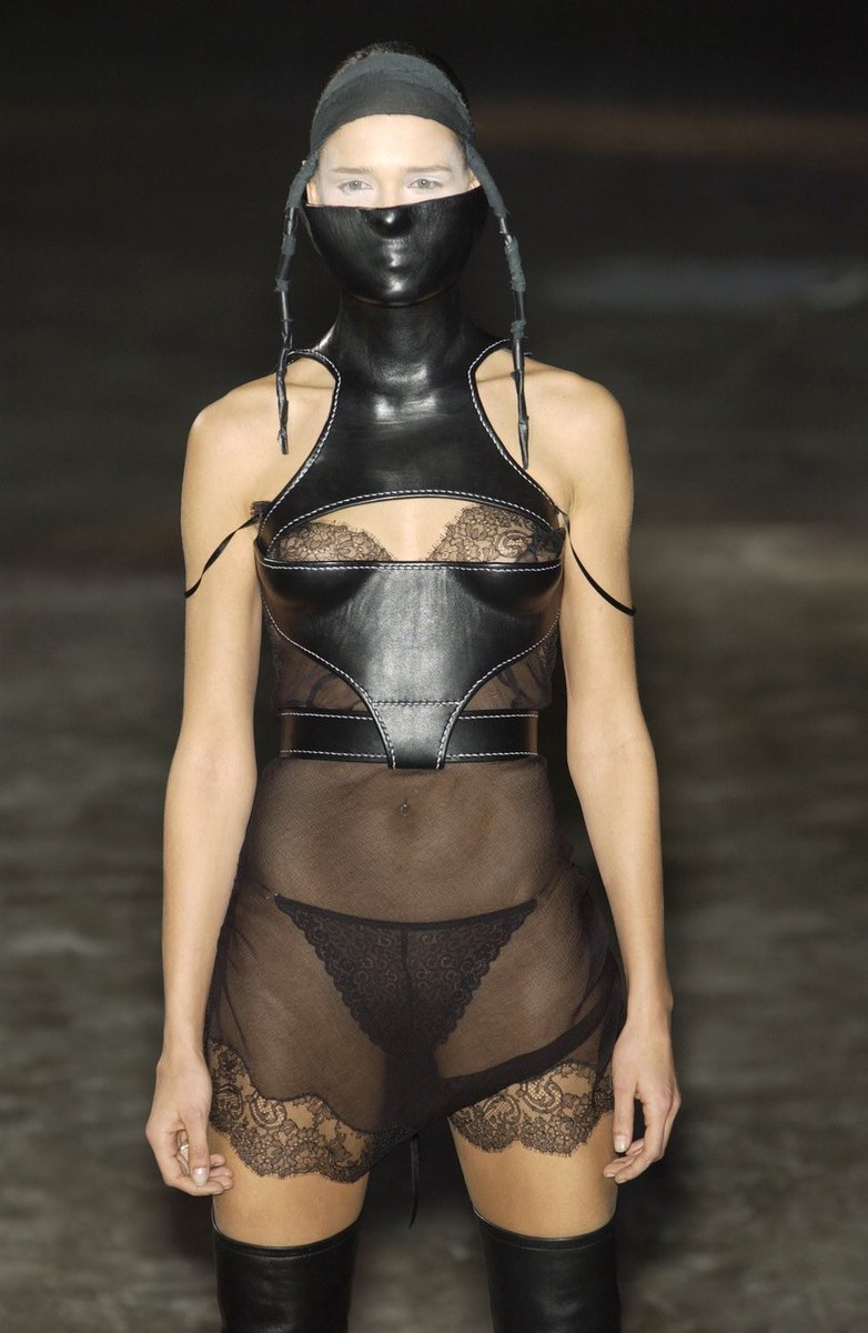 millionrei's tweet photo. Carmen Kass at Alexander McQueen Fall/Wint 2002 https://t.co/waFwEw7fQa