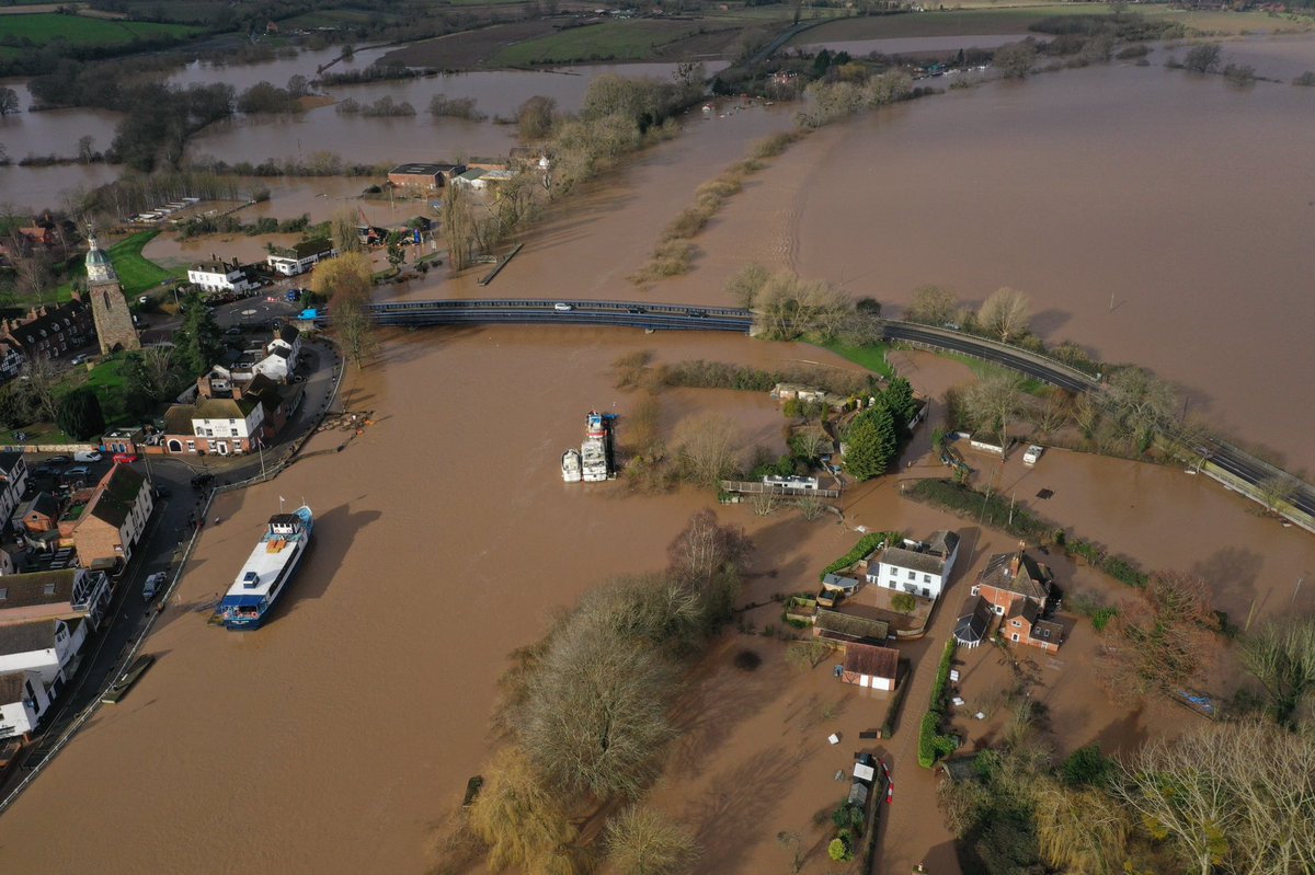 craig_ross's tweet photo. Aerial views of Upton upon Severn and East Waterside, Upton upon Severn where residents continue to fight the floods to stop it coming into their homes. @bbcmtd @bbchw @itvnews @ITVCentral https://t.co/5U2zur2Fln