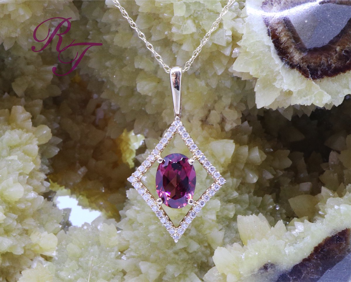 This rhodolite garnet has amazing color and pairs beautifully with this yellow gold and diamond pendant.
#wemakeitunique #rickterryjewelry #wewanttobeyourjeweler