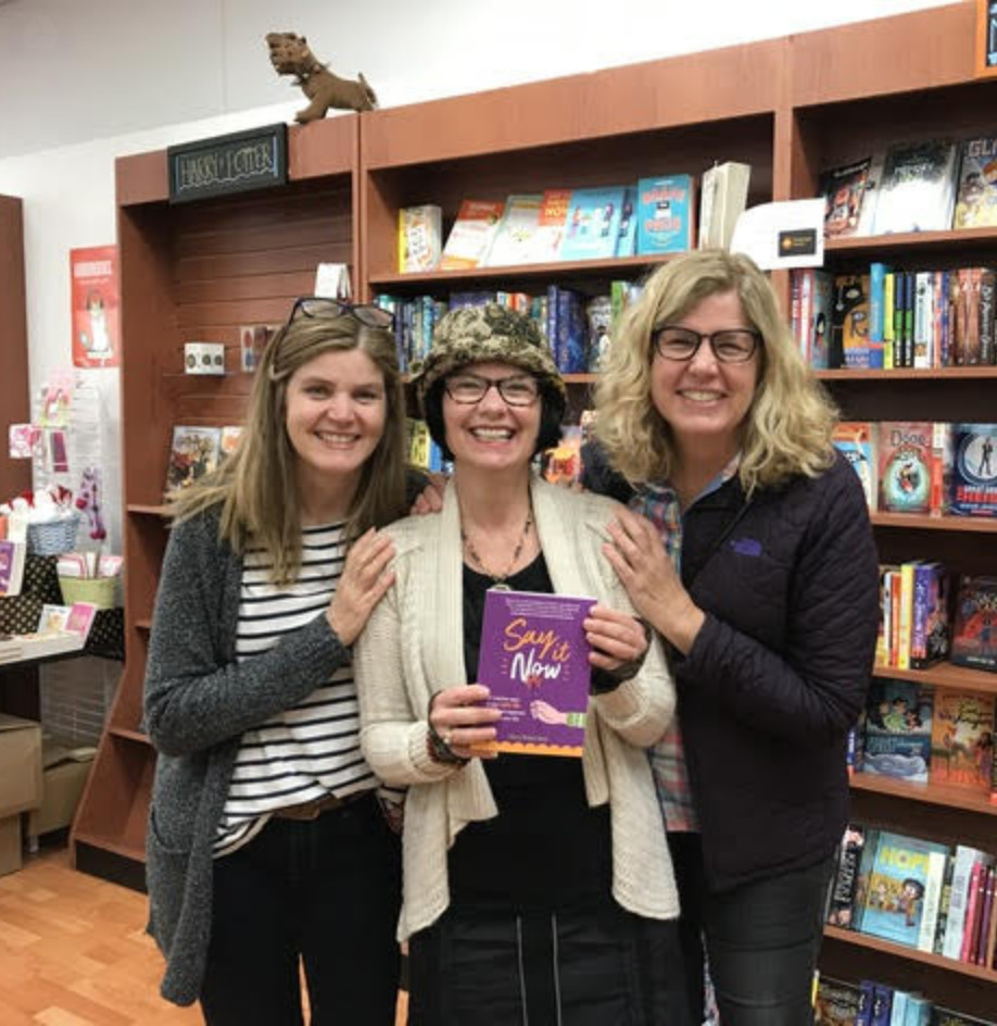 MangoPublishing's tweet photo. Thanks @FlashlightBooks for hosting @SimplyCelebrate & Say It Now; what a fun-filled evening!
#sayitnow #sherrybelul #flashlightbooks #selfcare https://t.co/exfe1Viv0p