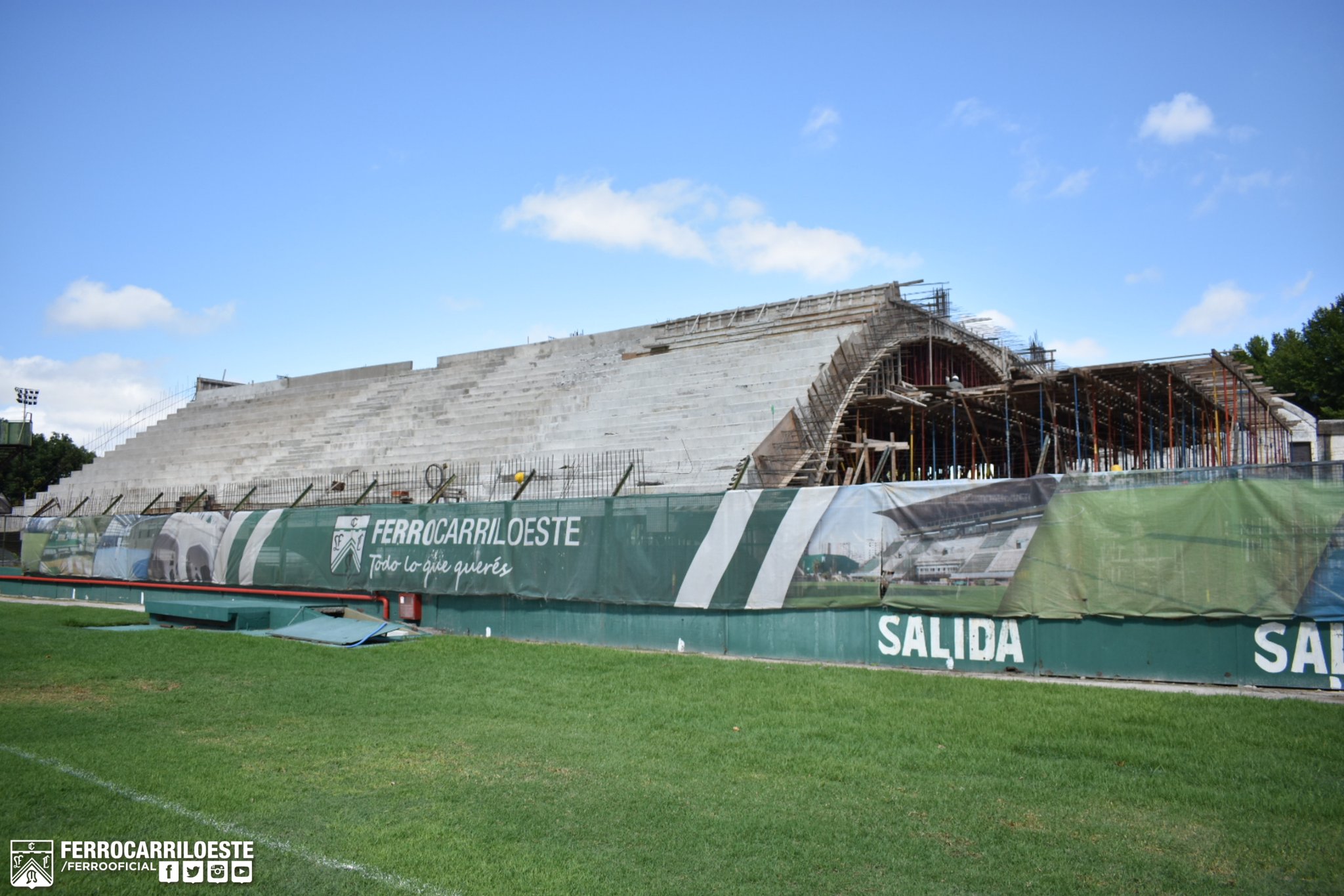 Ferro Carril Oeste, Estadio Arquitecto Ricardo Etcheverri – Los Pincharratas