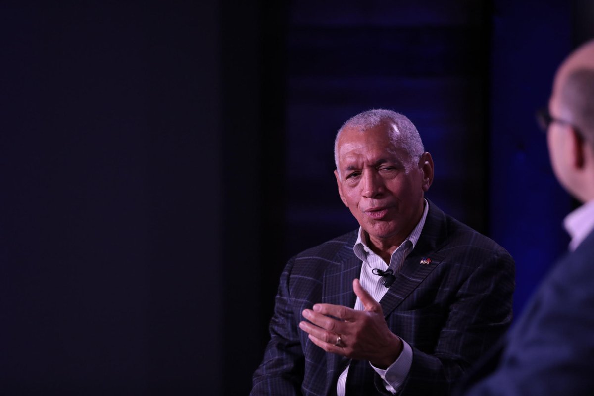 axios's tweet photo. @mikeallen @girlscouts @SylviaAcevedo @NASA @cboldenjr @EVERFI @tommydavidson @SmithsonianScie @codonnel_carol Former @NASA administrator @cboldenjr on how ‘STEM’ expands to ‘STEAM’: We need artists, we need communicators to tell our story [about the sciences.] #Axios360 https://t.co/FrGzdnbaXs