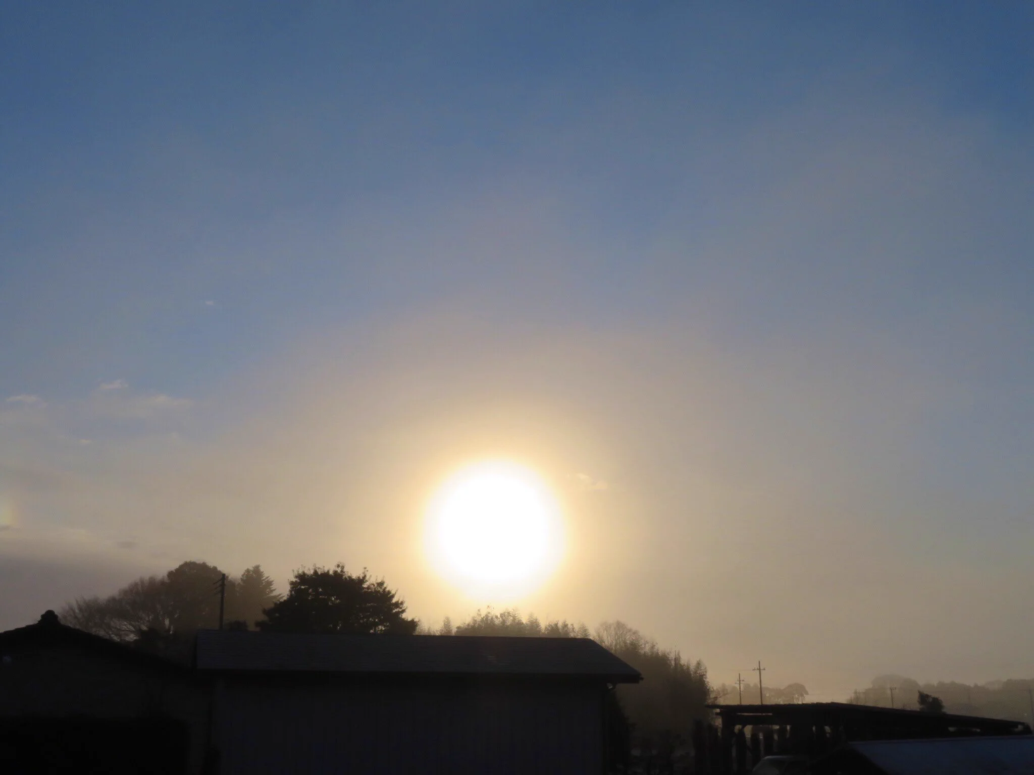 @arakencloud キレイだけど…
花粉は辛い〜
朝見えた、これは、単なる霧の影響でしょうか…
それとも花粉が含まれてるから？ 