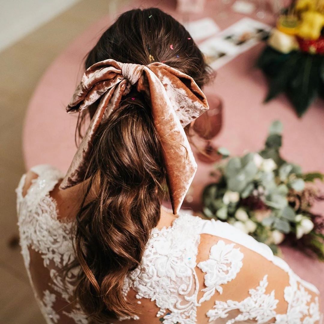 Para la mayoría de novias es importante sentirse ellas mismas el día de su boda. Por ello, si en tu día a día sueles apostar por un estilo sencillo, seguro que te encantará este recogido de lo más natural. 
¡Es una excelente opción!

#RRosarito #TubodaconRosarito
