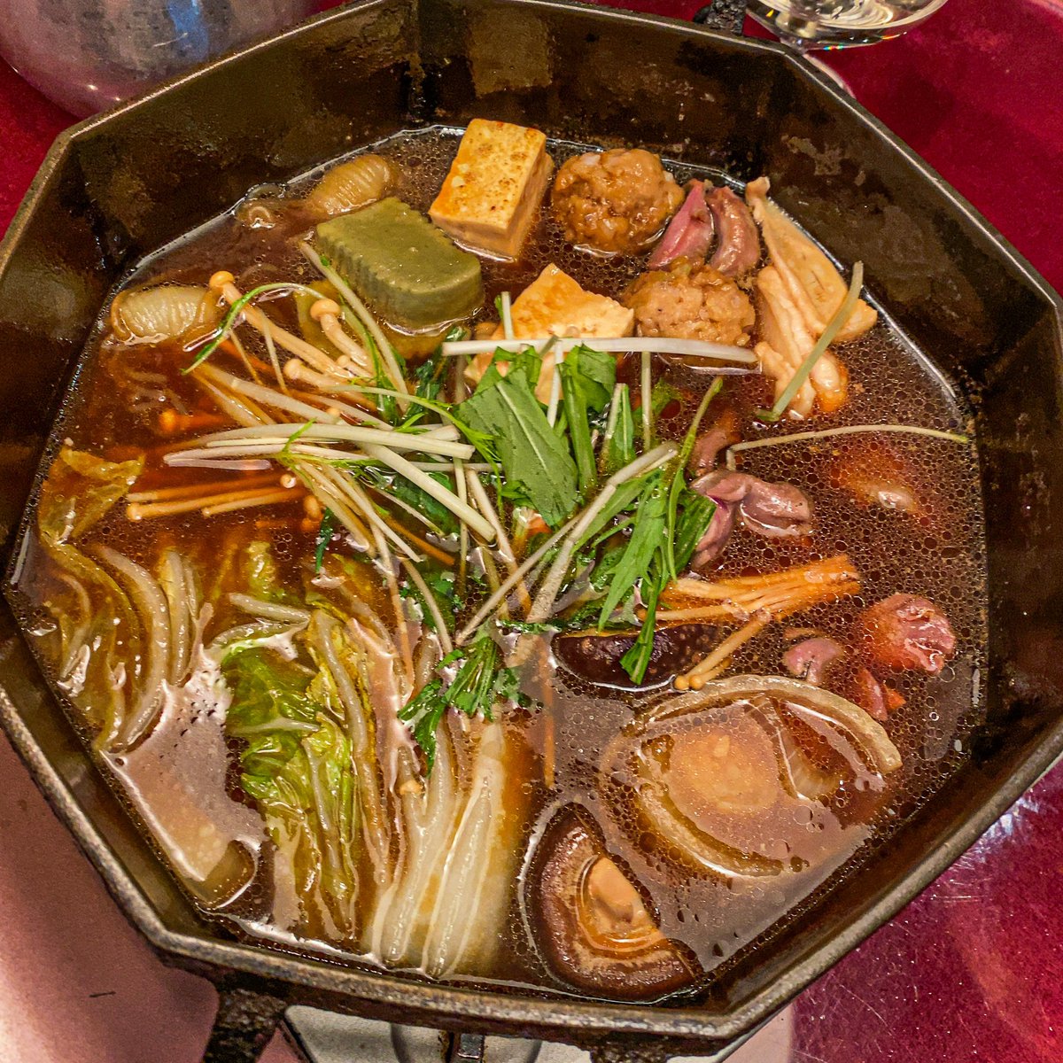 ／
目黒川沿いのある鶏料理🐔
＼

【焼鶏あきら】

鶏好きにはたまらないお店😀
焼き鳥は串にはささっておらず自分で七輪で焼くスタイル‼️

京都の川床を感じさせる店内で雰囲気もよし👍
鶏の品質と調理方法にトコトンこだわりぬいた料理の数々は絶品😄