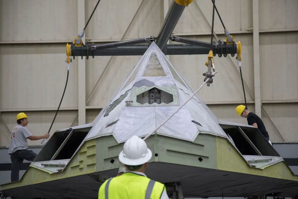 TheDeadDistrict's tweet photo. Stripped F-117 #Nighthawk #Stealth Jet. Finally F-117 force that is stored at #TonopahTestRange Airport is set for destruction over the coming decade, aside from a dozen airframes that have been earmarked to potentially end up in #museum/s.
#F117 #USAF https://t.co/EP2iQfU9sZ
