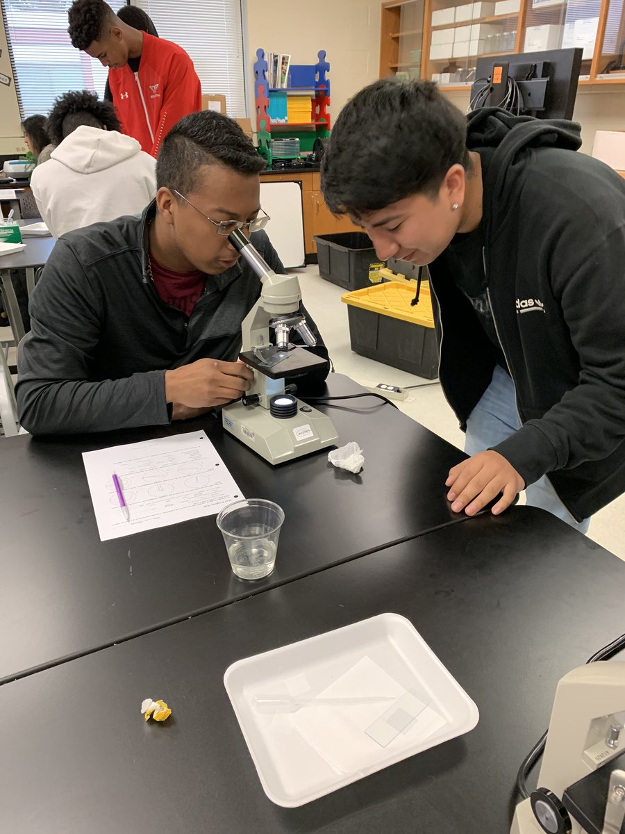 kvague's tweet photo. MHS Forensic Science students studying hair samples for identification. Every hair tells a story.  #forensics #sciencerocks @MonroeHS_NC @UCPS_MonroeNC https://t.co/wM5PyjI8Vy