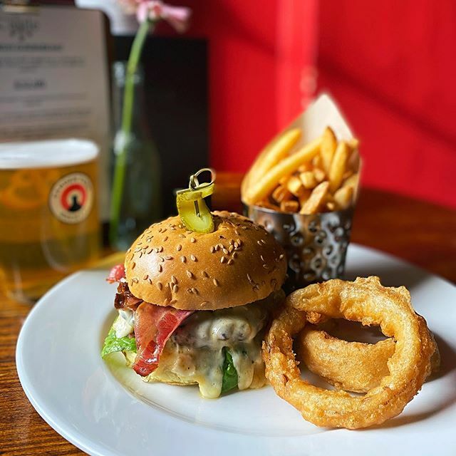 Here we have our dirty burger that must mean It’s Tuesday! Not only is it burger night, it’s quiz night. Come down and check it out 🍻🍔 #burgerandpintdeal #🍔 #dirtyburger #tuesdaydeal #clerkenwell #thecastlefarringdon