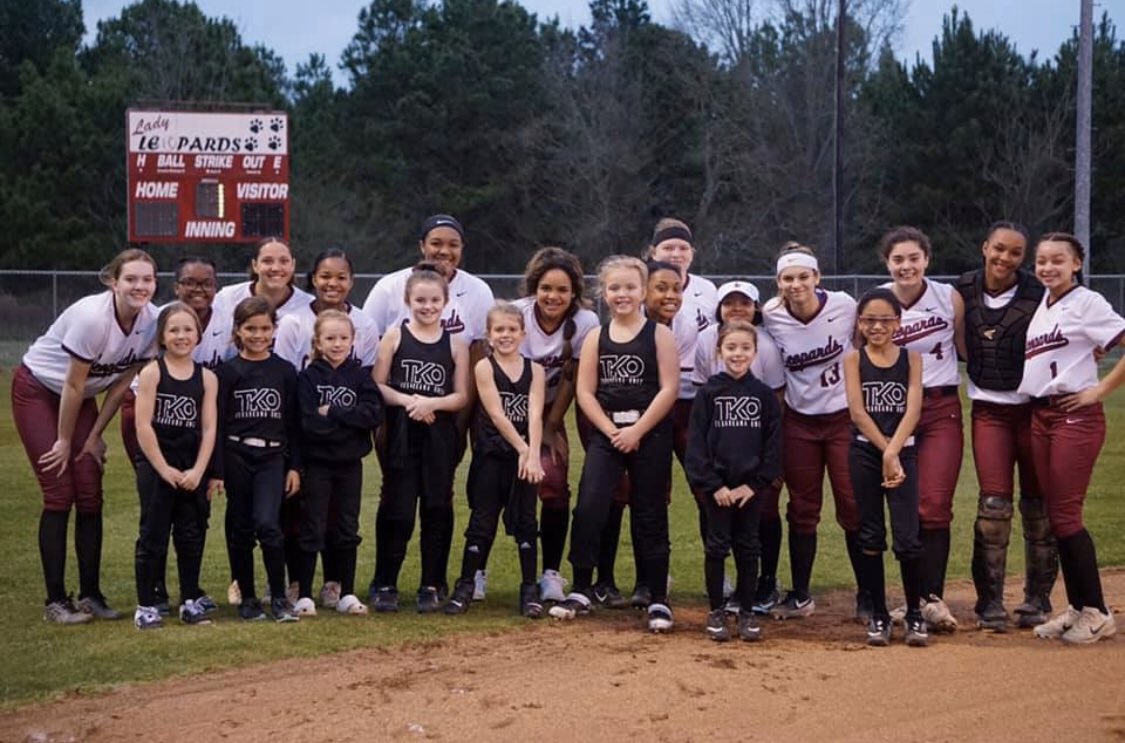 EylauSoftball's tweet photo. Thank you to team TKO for joining the Lady Leopards at their game!#WeAreLE 🖤❤️🖤 https://t.co/aSW213CSBK