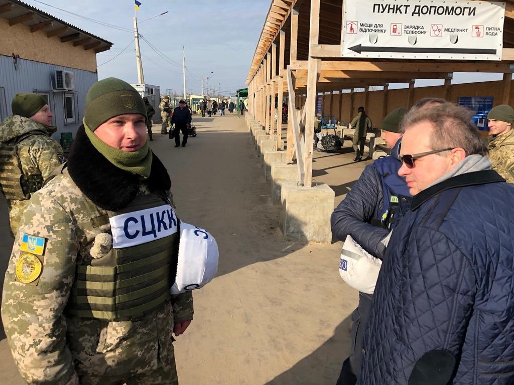 SwissUA's tweet photo. 🇨🇭Amb. Claude Wild visiting disengagement area &amp; check-point #StanytsiaLuhanska, where about 10’000 people cross the #contactline. The bridge reconstruction in autumn was a major step to improve the civilian infrastructure and to reduce the suffering of the civilians. @OSCE_SMM https://t.co/O2Ij2Z0xPV