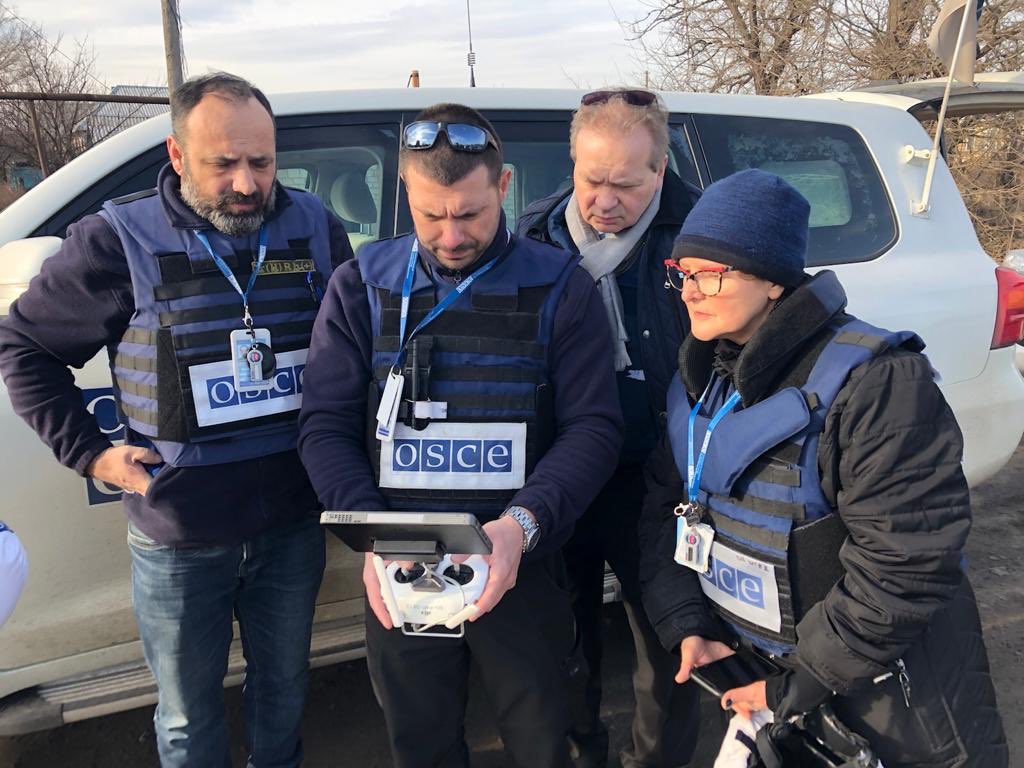 SwissUA's tweet photo. 🇨🇭Amb. Claude Wild visiting disengagement area &amp; check-point #StanytsiaLuhanska, where about 10’000 people cross the #contactline. The bridge reconstruction in autumn was a major step to improve the civilian infrastructure and to reduce the suffering of the civilians. @OSCE_SMM https://t.co/O2Ij2Z0xPV