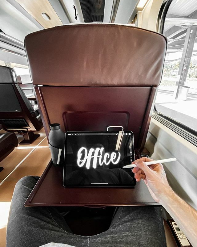 Mi oficina hoy 🚆 
Yendo a Madrid para pintar un mural por encargo y preparar la expo de la semana que viene junto a @murfinart y <a href="/fert/">fert</a>.one en <a href="/appaartgallery/">APPA art gallery</a>. Gracias a <a href="/chusbelin/">Chus Belinchón Bujes</a> por hacerlo posible 🙏🏼 instagram.com/p/B8tghhto6Z7/