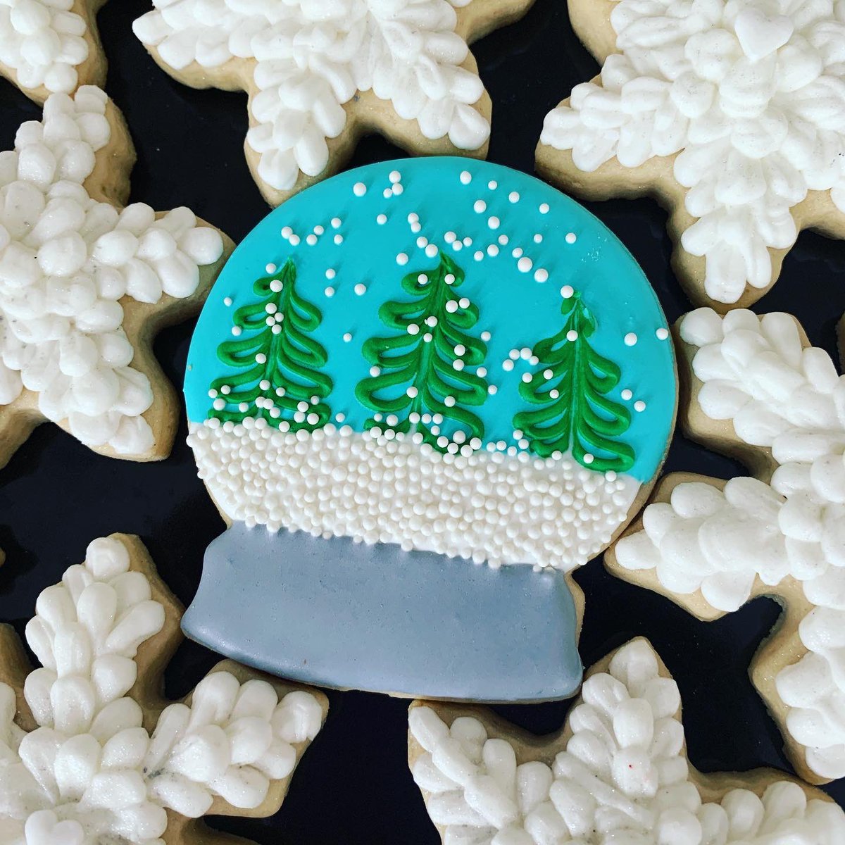 NadiaGundert's tweet photo. It’s a snowy day in Kingston today! Perfect day to share these snowflake and snow globe cookies ❄️ #sweettreatsbynadia #cookiedecorating #snowflakecookies https://t.co/t7VOBOHW7Q