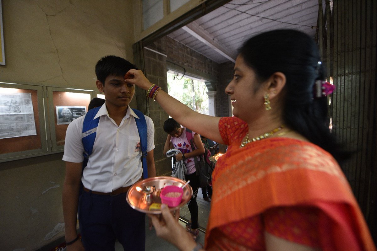 ThePuneMirror's tweet photo. #InPics: Here's how the teachers of Bhave School, Sadashiv Peth welcomed their students who were appearing for the HSC Board Exams which started today
#HSCExam #HSCExams #HSC #HSCBoardExaminations #HSCBoards https://t.co/1gjvBplnrk