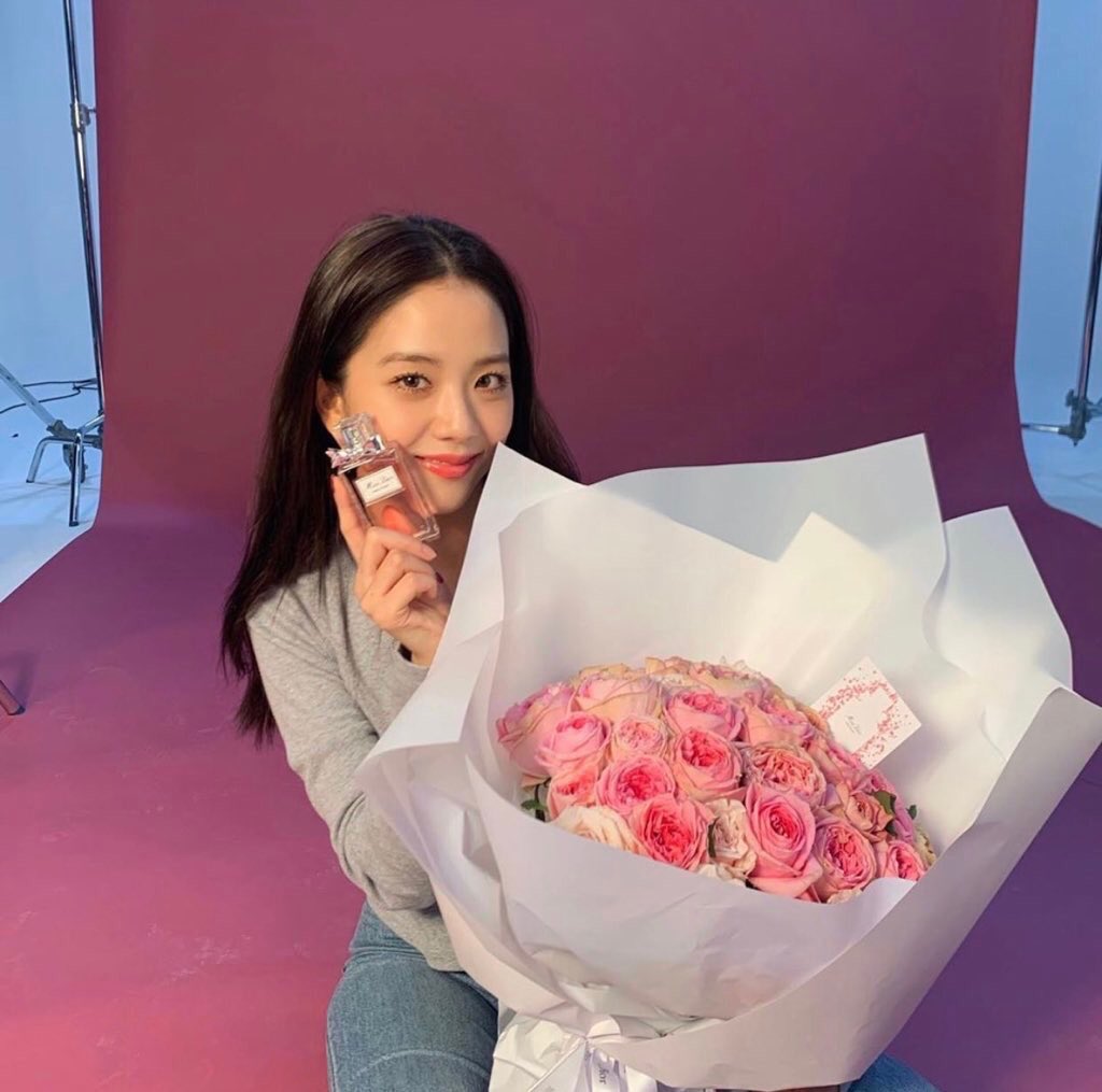 jichuenthus's tweet photo. My oshi and bias had Dior Beauty in their pockets... i love it here😏
#JISOO #JessicaVeranda
@jcvrnd19 @ygofficialblink https://t.co/jDM0sfhwTb