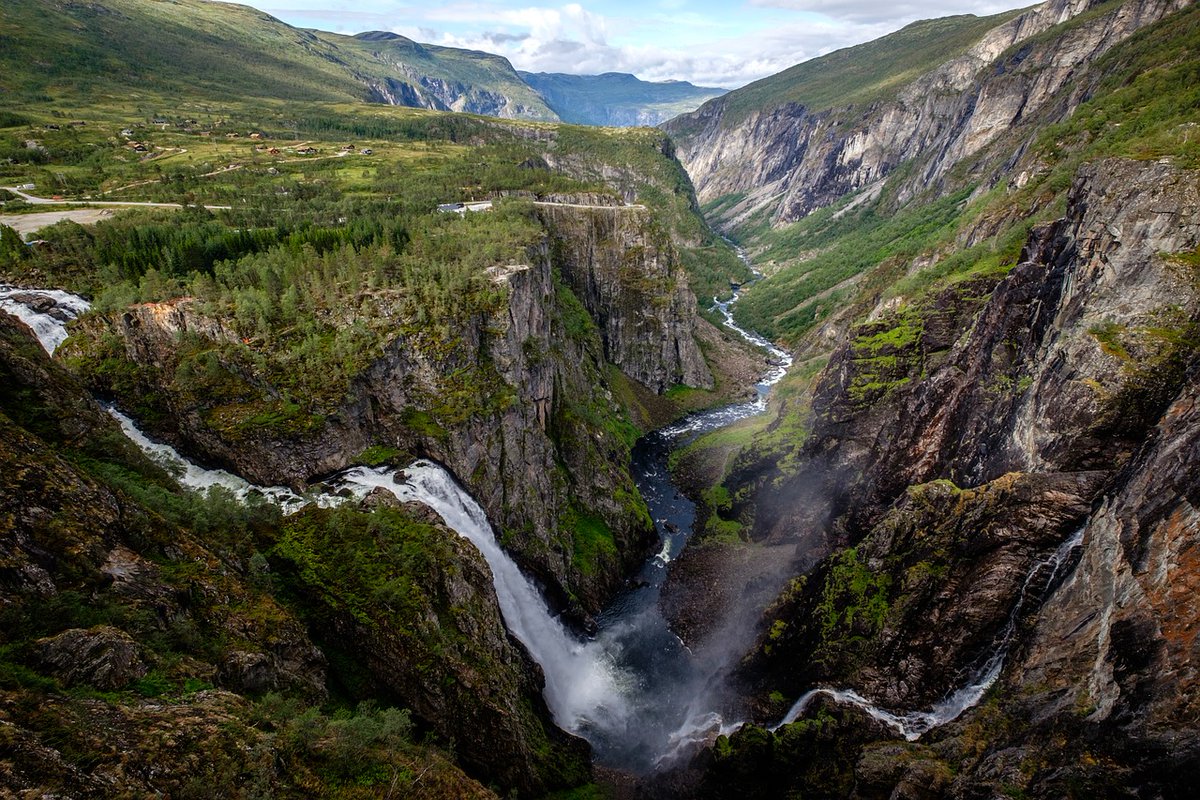 _noorwegen's tweet photo. Een absolute aanrader bij een bezoek aan Noorwegen is de Voringfossen waterval. Het water klettert hier letterlijk met grote kracht naar beneden vanaf het bergplateau. Lees er alles over via https://t.co/LTCnVeLpIB
#voringfossen #noorwegen #visitnorway #vakantietips https://t.co/OlR7uiRjQ7
