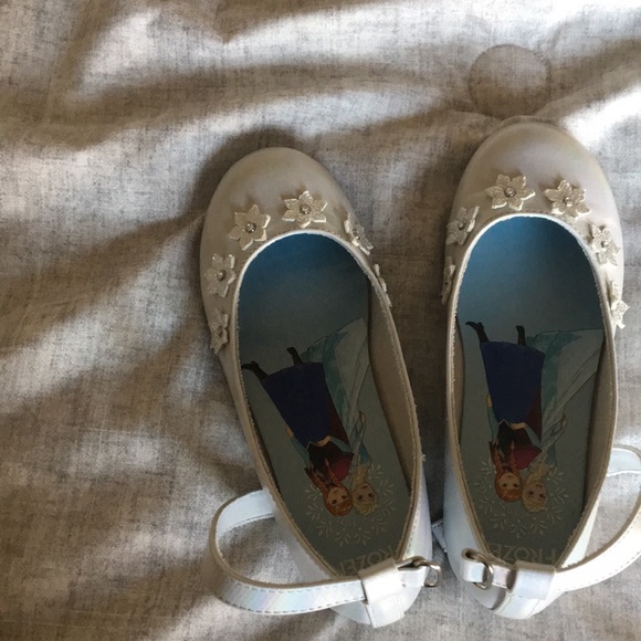 DianaClemmons2's tweet photo. So good I had to share! Check out all the items I'm loving on @Poshmarkapp from @bagsandbaubles #poshmark #fashion #style #shopmycloset #89thmadison #bananarepublic: https://t.co/MZhRozePHm https://t.co/z9kPuF9p8j