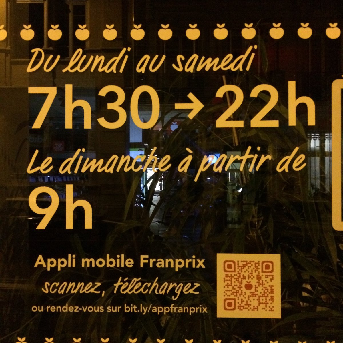 Duunkerke's tweet photo. @MMaestracci Paris VI. Le Franprix dans mon immeuble ne se prend pas la tête : vitrine affichant uniquement l'horaire d'ouverture dominicale, puis ouverture illégale tous dimanches jusqu'à 19H00, avec le personnel habituel. Tant que l'inspection du travail ne passe pas, ça passe... @ClicParis https://t.co/tKoIltSZaK