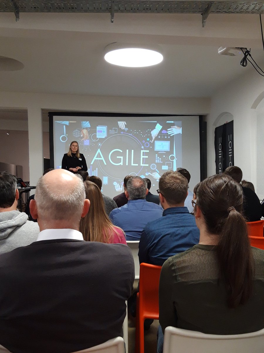 Julia66599379's tweet photo. Letzte Woche mit #siemens im #zollhof ! Sehr spannendes Thema #agil @juliarose241 #startups https://t.co/u9aDl8hqGJ