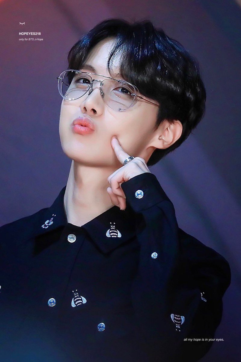 TaeTae_YP's tweet photo. Tiểu hi vọng của nhà chống đạn sinh nhật vui vẻ 🥰 chúc anh một đời luôn luôn bình an 💜
생일축하해요! 🎂💜
#HappyHoseokDay #HappyBirthdayJhope https://t.co/kRr8yMw6mr