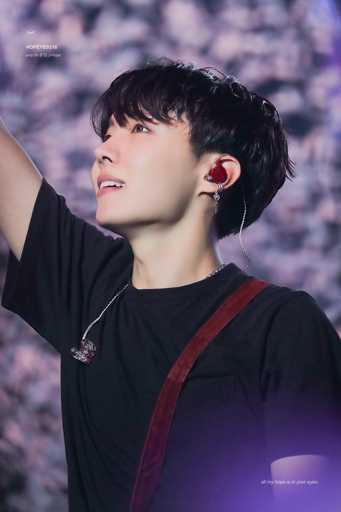 TaeTae_YP's tweet photo. Tiểu hi vọng của nhà chống đạn sinh nhật vui vẻ 🥰 chúc anh một đời luôn luôn bình an 💜
생일축하해요! 🎂💜
#HappyHoseokDay #HappyBirthdayJhope https://t.co/kRr8yMw6mr
