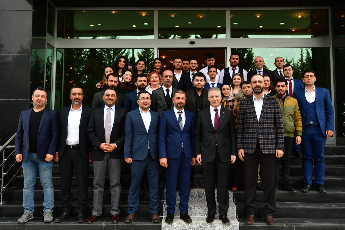 Valimiz Davut Gül, Haskan Şirketler Grubunu ziyaret ederek Yönetim Kurulu Üyeleri ile bir araya geldi. Gaziantep ve Kilis'te Devam Eden Yatırımlarımızla Alakalı Bilgi Alan Sn. Gül Spora Verdiğimiz Desteklerden Dolayı Tebriklerini İletti. 
#gaziantep #haskangrup