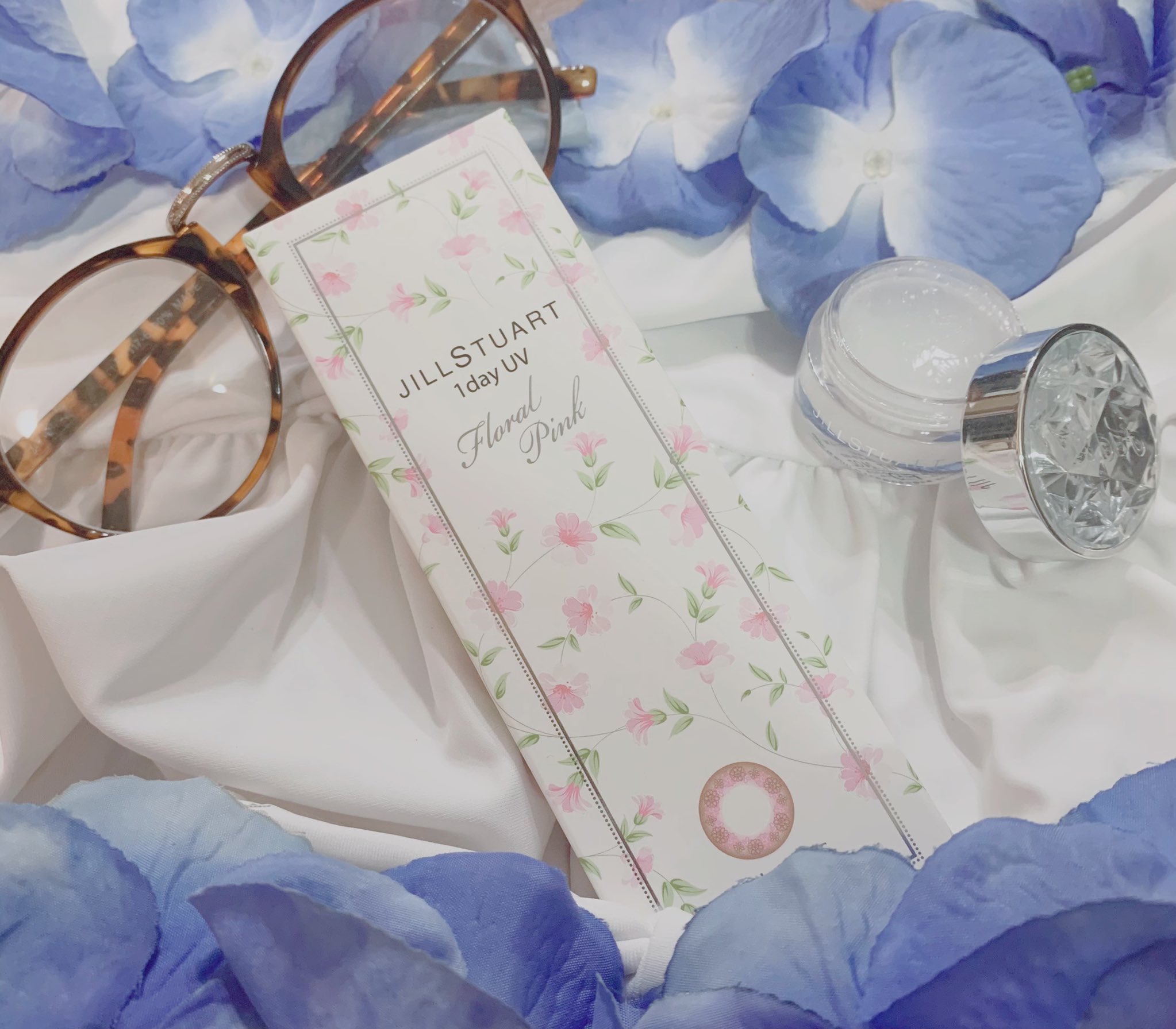 春槻奈々 Jillstuartのカラコン パッケージもこんなにかわいいと毎日気分上がるね 色味は普段使いしやすい感じで 細かいお花のデザインがツボ キャンペーン当たりますように みつめるカラコン T Co 0uhf19iscc Twitter