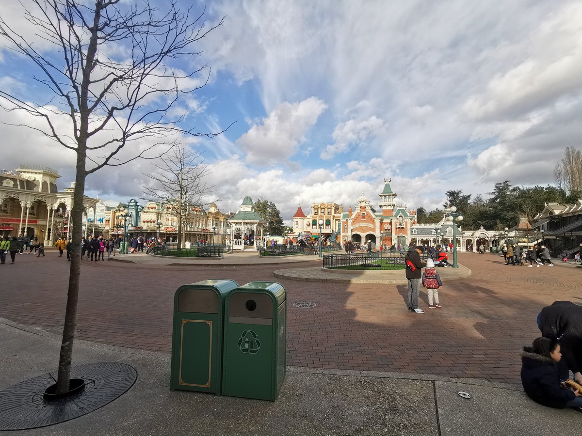 Main St USA in #DisneylandParis is looking much Calmer now than earlier in the day with guest flow leaving for evening meals and hotel breaks most likely