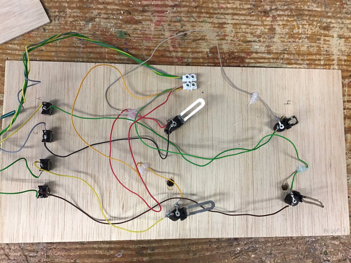PerdidosDos's tweet photo. ¡Ya estan las conexiones ya están hechas y ya estan pegadas las cuatro patas!¡ánimo!💪🏼🤩#5EI #Tecnologia @TICandTEACH https://t.co/mvawnUFtOr