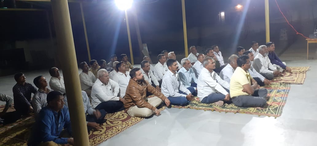 ImRajesh08's tweet photo. રાત્રી સભા થકી ગ્રામજનો સાથે સંવાદ સાધવામાં આવ્યો... લોકોપયોગી યોજનાઓની માહિતી આપવામાં આવી... હડમતાળા તા. ઉમરાળા @Collectorbhav @pkumarias @CMOGuj @GAS_2017BATCH https://t.co/7kaHH3TOTB