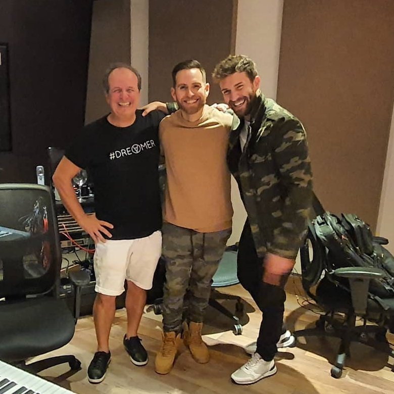 AlboranTeam's tweet photo. #Fotos El malagueño ha estado estos últimos días en el estudio @MiamiArtHouse 🎶😍
#Repost @pabloalboran
• • •
Gracias #fedevind @JulioReyesMusic @gale_oficial @_dianafuentes_ por la sonrisa infinita que habéis provocado... se viene mucha magia.
#NoMeAguantoLasGanas!!!! https://t.co/6CKCXVyeCS