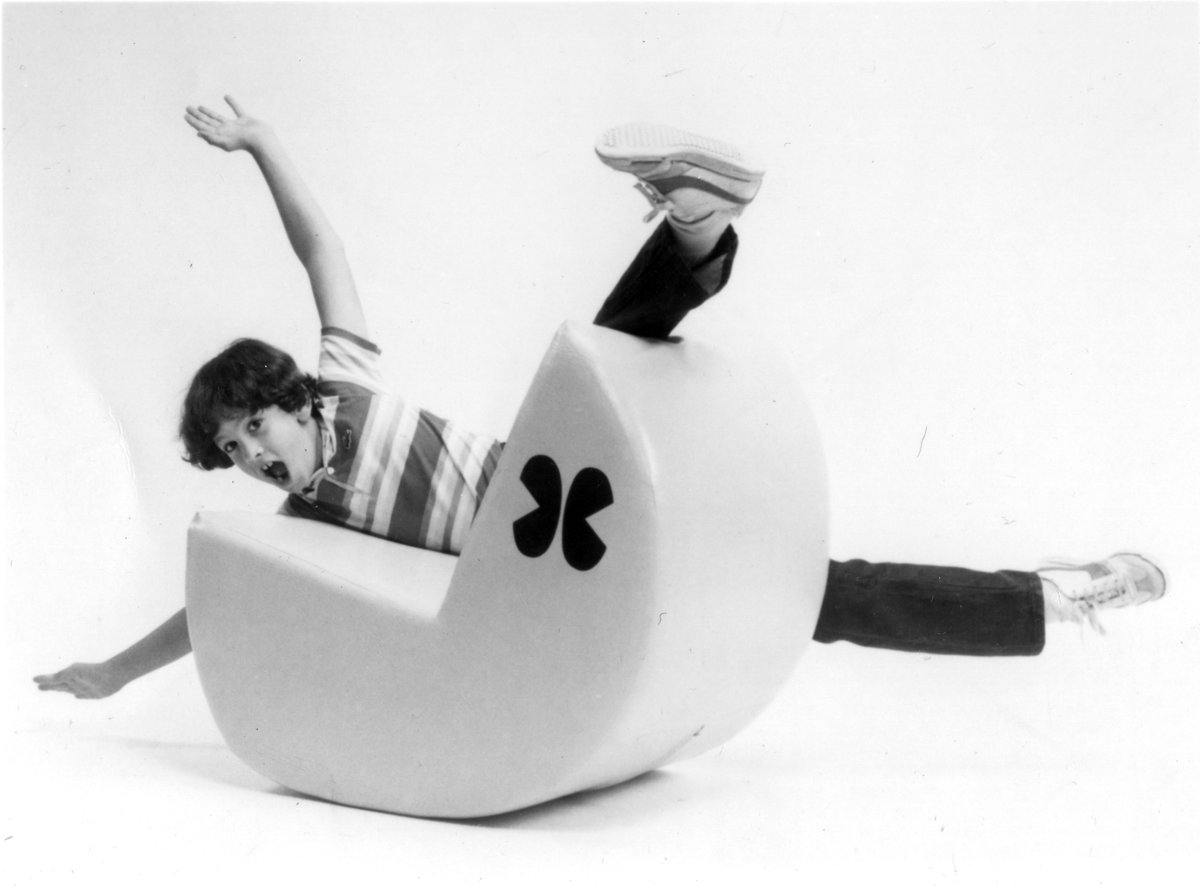 365ofpac's tweet photo. Although I'd be happy to try out a grown-up sized one. What other #PacMan chairs are out there that actually got made? #pacman40th #pacman365 #365ofpac #1yearwithpacman #1980s #dotmuncher #pacman40 #retrogaming #sitpacmansit #pacmanchair #midway https://t.co/kHdxcoh5Qs