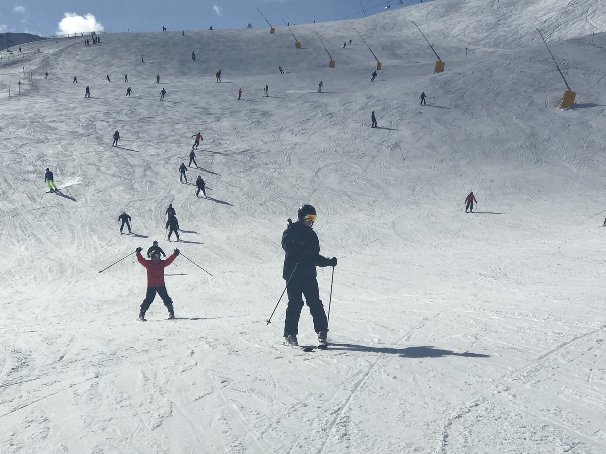 ysgoljohnbright's tweet photo. Amber’s group, having fun, this afternoon!  ⛷🇦🇹👍🏻 #YJBSki https://t.co/94Nc8EZC7m