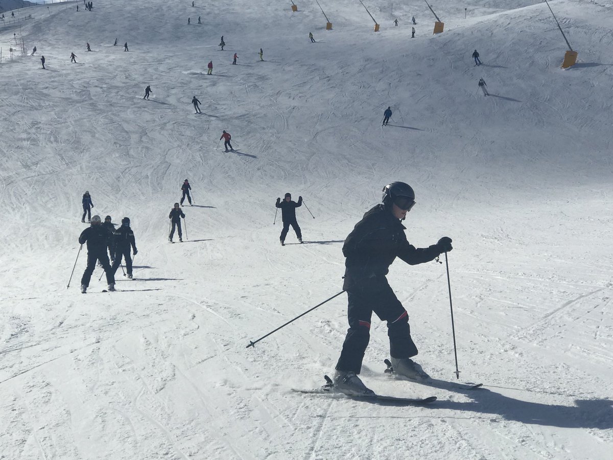ysgoljohnbright's tweet photo. Amber’s group, having fun, this afternoon!  ⛷🇦🇹👍🏻 #YJBSki https://t.co/94Nc8EZC7m