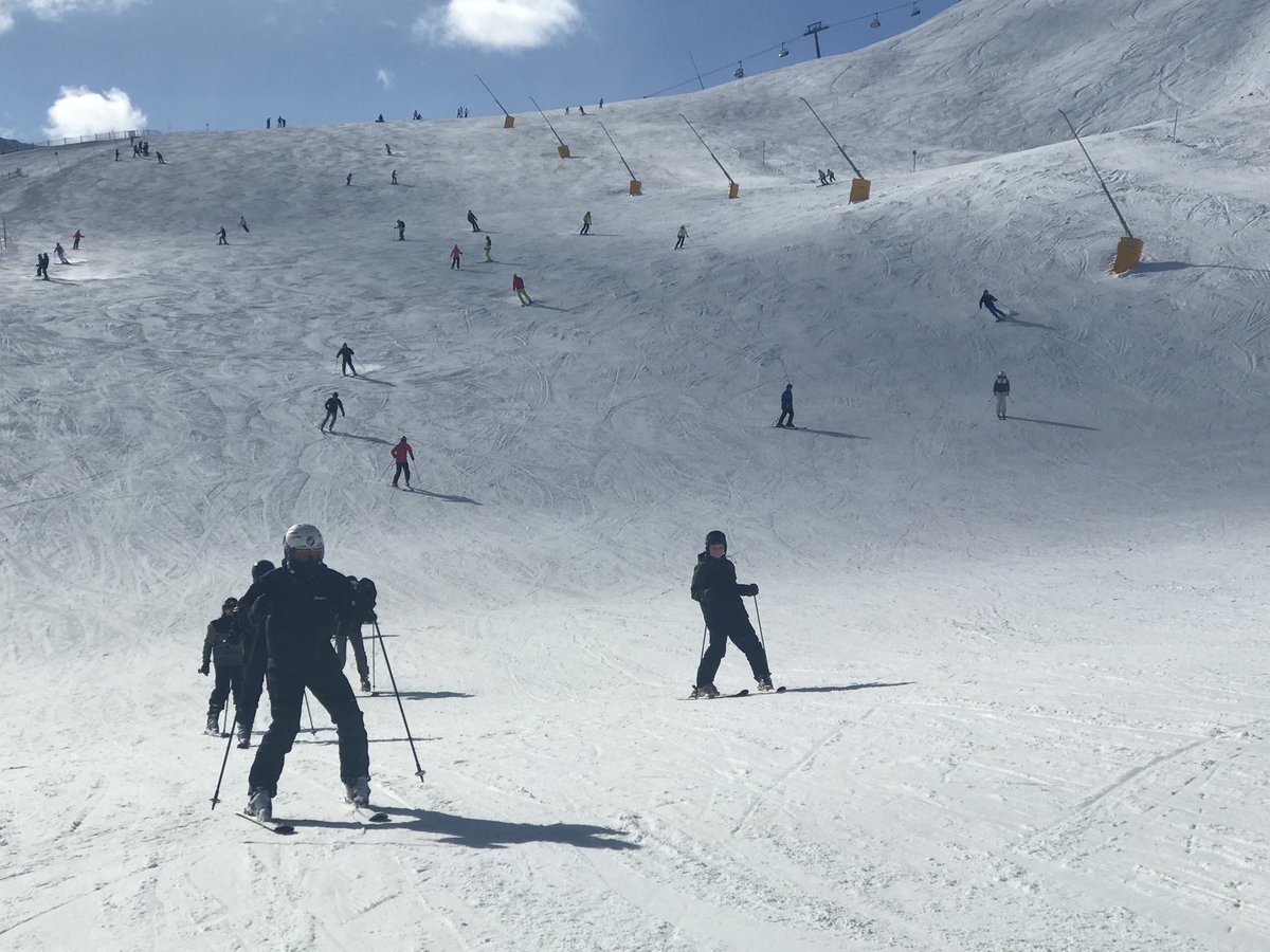 ysgoljohnbright's tweet photo. Amber’s group, having fun, this afternoon!  ⛷🇦🇹👍🏻 #YJBSki https://t.co/94Nc8EZC7m
