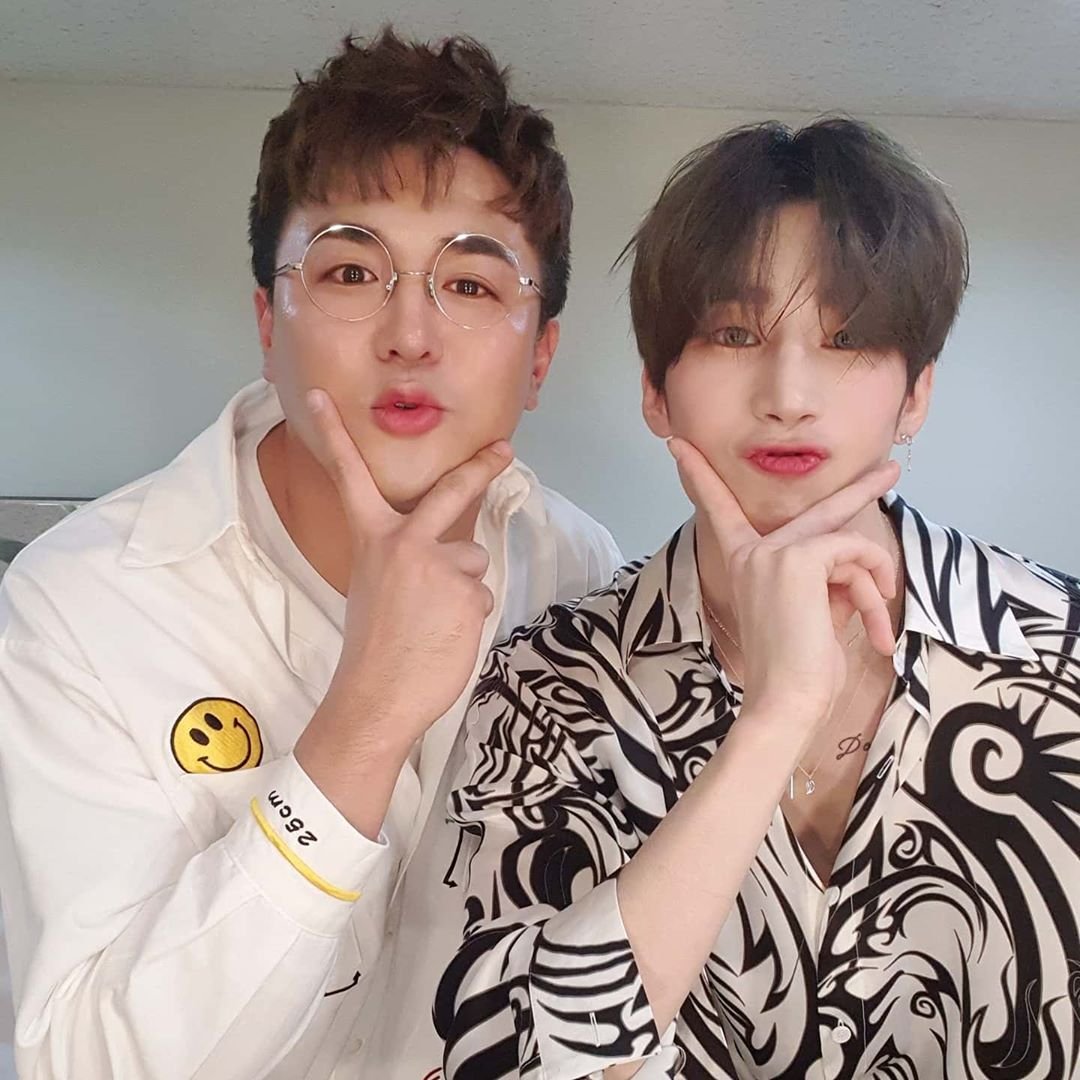 HanSWooSeok's tweet photo. ✨ MC배 IG updates with #Seungwoo #X1 #Victon

200208 "2020 Han Seungwoo solo Fanmeeting! (...) I learned Seungwoo's pose! #DingDongPose #MCBaeShhPose #VPose
He proceeded with all his heart. It was touching to be with you." https://t.co/RNIjDJiEEv