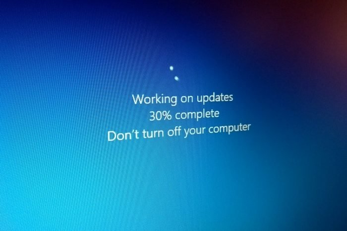 Tecnoblog's tweet photo. Windows 10 esconde e apaga arquivos pessoais após atualização https://t.co/oG57DYJlEq https://t.co/py957UFwxo