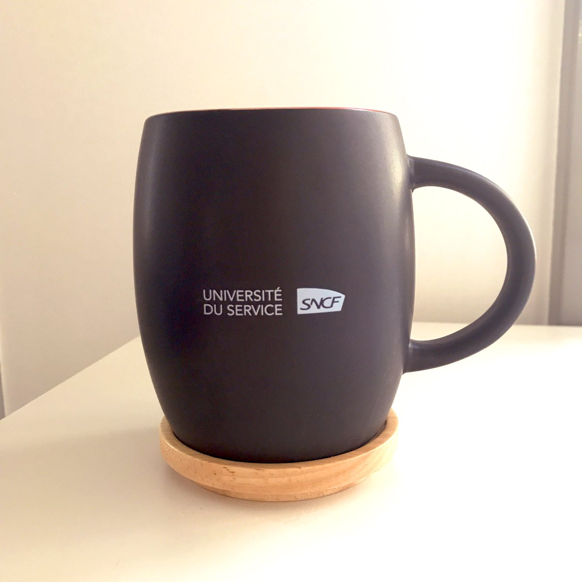 L’<a href="/UDS_SNCF/">Université du Service SNCF</a> lance 1démarche #EcoResponsable pour limiter son impact environnemental collectif &amp; individuel:améliorer &amp; réduire sa conso d’#eau et d’#énergie, supprimer les gobelets en #plastique.Des petits gestes #green concrets pour protéger la #planète! #RSE #écologie #TeamSNCF