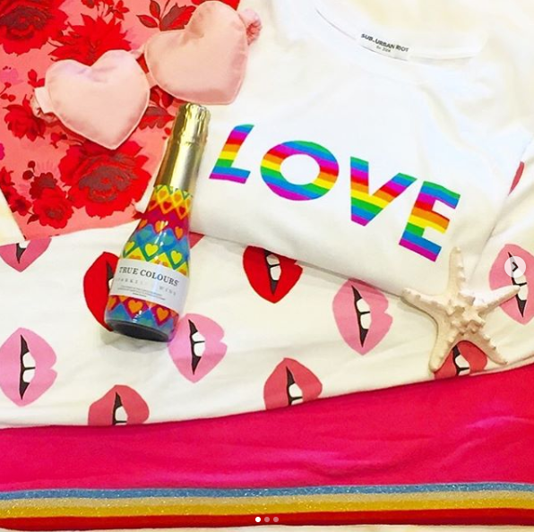 TrueColours_US's tweet photo. Note: Love is in the air 24/7 & 365 around here!
.
Photo x @nicoledreamsinpink @ljbtcshop ππ₯ #truecolourscava https://t.co/IFBJrcR34B