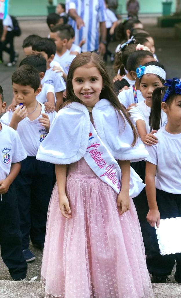 La actividad del carnaval 2020 es un homenaje a los países de América que ha albergado los migrantes venezolanos. Cada reina representa a un país y la decoración de las puertas de los salones llevan el mismo tema 🥳