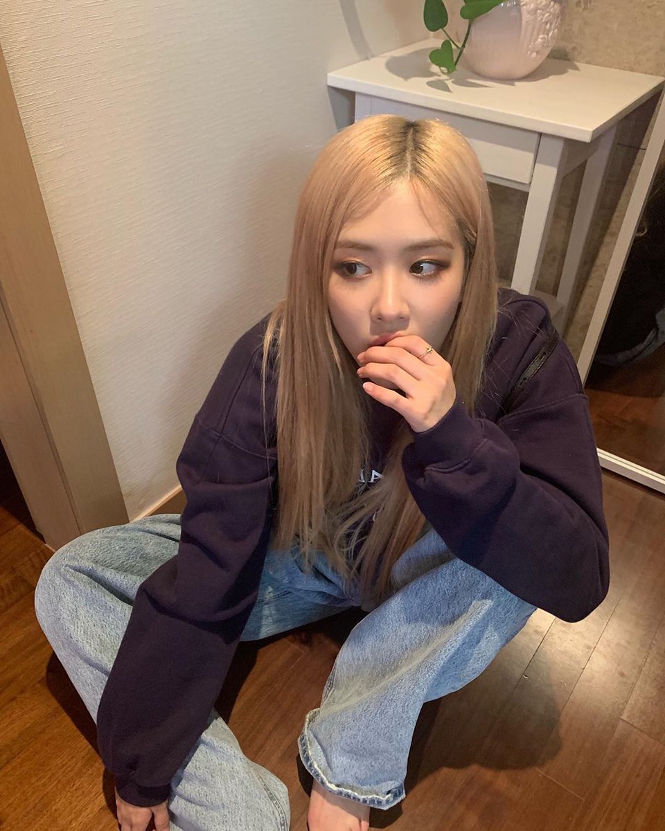 LIIvIILB's tweet photo. เซท ถ่ายรูปอยู่เรียกทำไม
99%มองกล้อง1%
#BLACKPINK #ROSE https://t.co/qJ3a8wiLrK