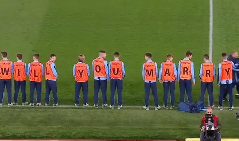 Score692's tweet image. 💪 На выходных «Лацио» сделал важный камбэк в битве с «Интером» (2:1) – римляне прервали 16-матчевую серию без поражений команды Конте и вышли на второе место в Серии А.

👀 Для одного из фанов «Лацио» этот день стал еще более запоминающимся. На такой… t2p.pw/ERABi6p2mz