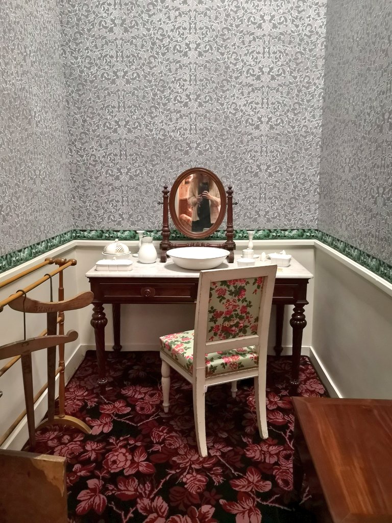 Juliette_Bonnet's tweet photo. Après @secretshistoire hier sur le Prince impérial 👑, je me suis dit qu'il était inadmissible, après 10 mois passés au @ChCompiegne, de n'avoir jamais visité les appartements d'invités.
Donc me voilà aujourd'hui en visite privée au cœur de ce haut lieu des Séries #ilovemyjob 😎 https://t.co/1QXMwpb6pG