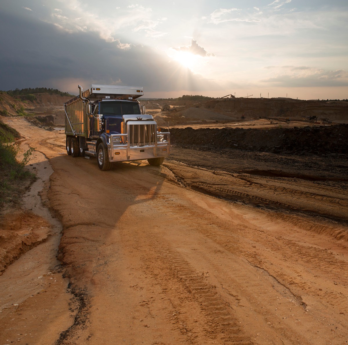 WstrnStarTrucks's tweet photo. When it comes to #uptime, there's no limit to what a Star can do. Where the road ends, that's when the real work starts. #4900SF #workhard #success #uptime https://t.co/E51hGXdIcc