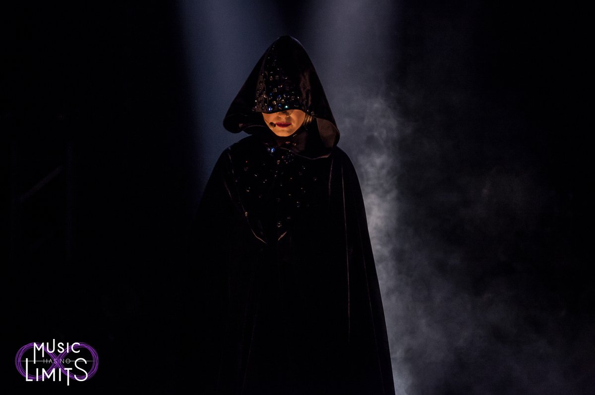 La luz se corta, todo se apaga... Misteriosa e imponente, aparece una soprano interpretando un clásico que lentamente se transforma en una potente canción de rock pesado... ¿Sabéis de qué tema estamos hablando? 🎸💥